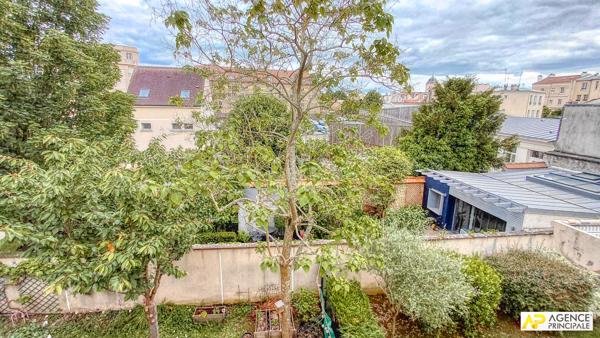 Versailles Montreuil Appartement 5 / 6 pièces 126 m² au sol situé au 2ème et dernier étage avec ascenseur , cave et double parking 895 000 € **  - Référence  28722