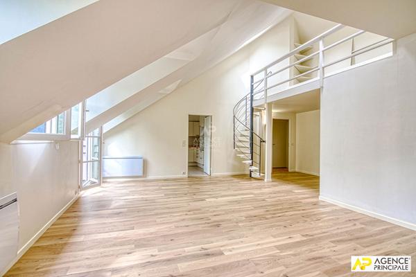 Versailles Montreuil Appartement 5 / 6 pièces 126 m² au sol situé au 2ème et dernier étage avec ascenseur , cave et double parking 895 000 € **  - Référence  28722