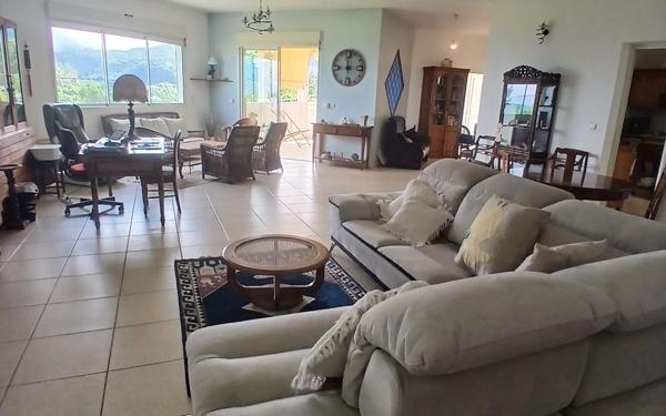 Maison à vendre    6 pièces • 255 m2 Le Tampon