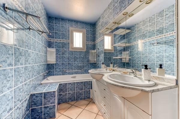 VERNAISON DOMAINE DES CÈDRES Maison familiale de caractère de 160 m2 avec piscine intérieure