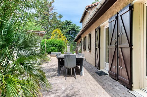 VERNAISON DOMAINE DES CÈDRES Maison familiale de caractère de 160 m2 avec piscine intérieure