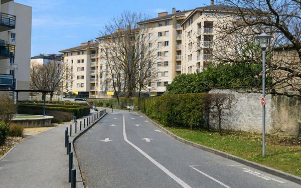 Stationnement à louer    10 m2 Lyon 9