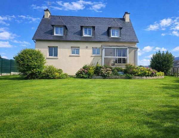 Quintin (22800) Maison individuelle 4 chambres avec vie de plain-pied, jardin clos expo Sud et sous-sol complet, proche centr