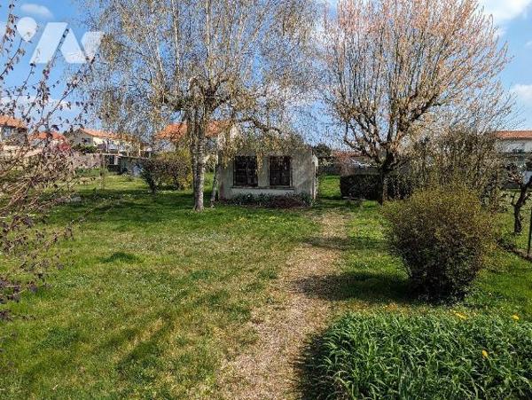 EXCLUSIVITÉ - LES HERBIERS - Idéalement situé en centre-ville et à proximité immédiate de la fu...