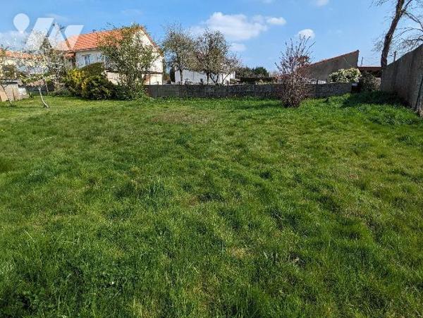 EXCLUSIVITÉ - LES HERBIERS - Idéalement situé en centre-ville et à proximité immédiate de la fu...