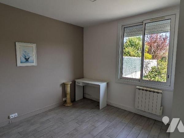 EXCLUSIVITÉ - LES HERBIERS - Idéalement situé en centre-ville et à proximité immédiate de la fu...