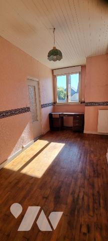 RANNEE - sortie ville LA GUERCHE - Maison avec garages et terrain