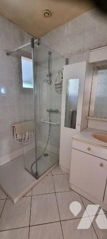 RANNEE - sortie ville LA GUERCHE - Maison avec garages et terrain