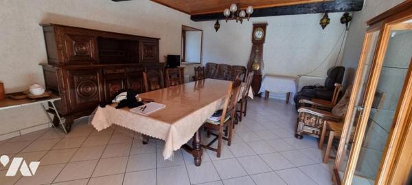 RANNEE - sortie ville LA GUERCHE - Maison avec garages et terrain