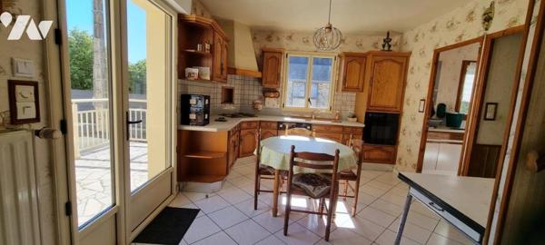 RANNEE - sortie ville LA GUERCHE - Maison avec garages et terrain