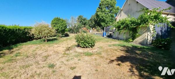 RANNEE - sortie ville LA GUERCHE - Maison avec garages et terrain