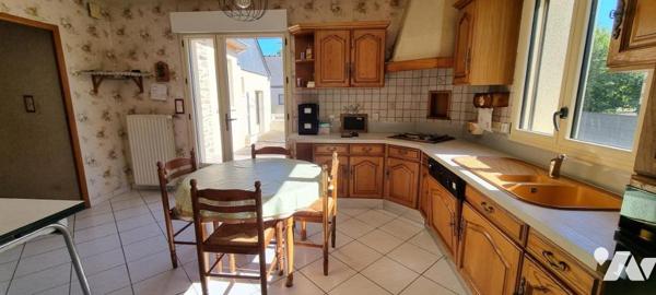 RANNEE - sortie ville LA GUERCHE - Maison avec garages et terrain