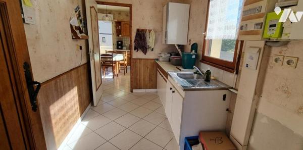 RANNEE - sortie ville LA GUERCHE - Maison avec garages et terrain