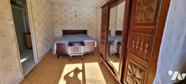 RANNEE - sortie ville LA GUERCHE - Maison avec garages et terrain