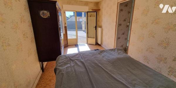 RANNEE - sortie ville LA GUERCHE - Maison avec garages et terrain