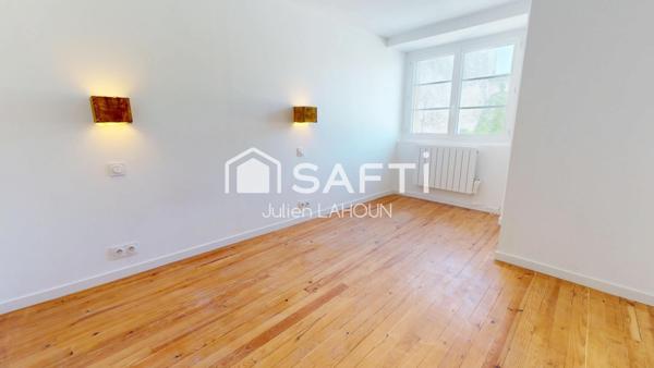 Maison rénovée, 3 chambres, cours et dépendances
