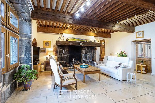 Château médiéval avec dépendances et piscine aux portes de Genève