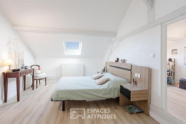 Château médiéval avec dépendances et piscine aux portes de Genève