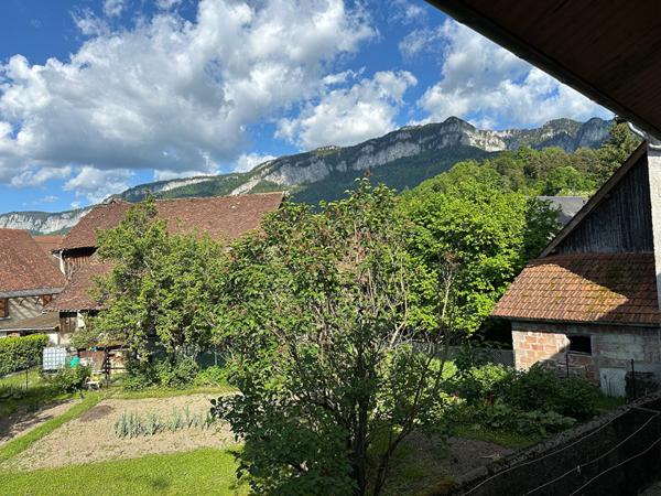 Maison familiale, secteur calme, nichée dans un hameau résidentiel proche de toutes commodités.