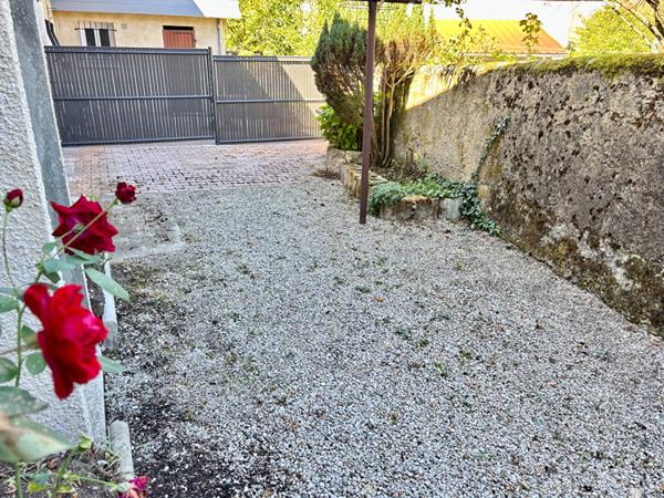 Maison familiale, secteur calme, nichée dans un hameau résidentiel proche de toutes commodités.