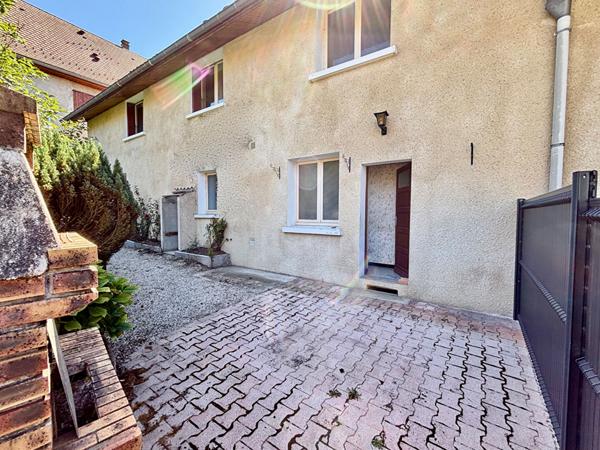 Maison familiale, secteur calme, nichée dans un hameau résidentiel proche de toutes commodités.