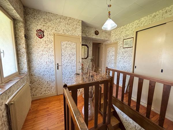 Maison familiale, secteur calme, nichée dans un hameau résidentiel proche de toutes commodités.