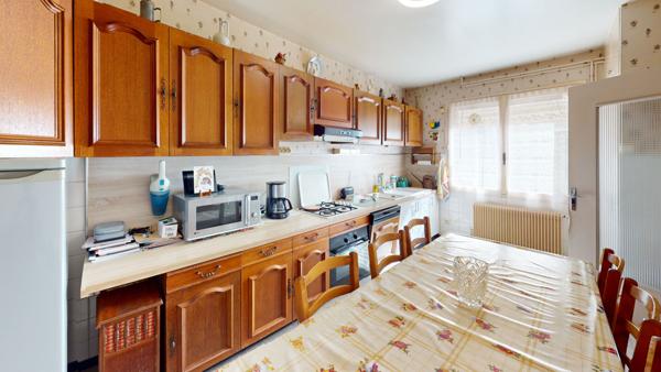 Maison familiale, secteur calme, nichée dans un hameau résidentiel proche de toutes commodités.