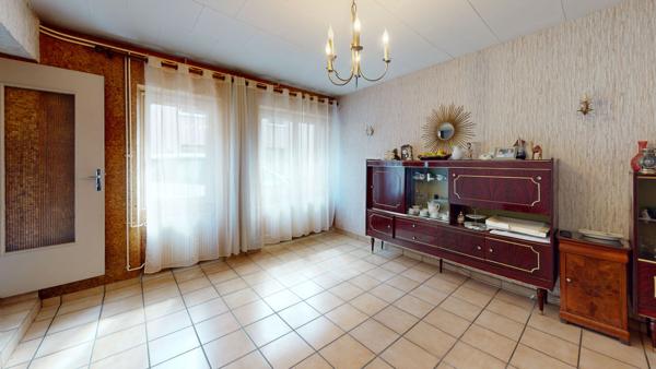 Maison familiale, secteur calme, nichée dans un hameau résidentiel proche de toutes commodités.