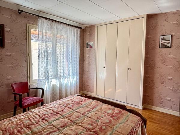 Maison familiale, secteur calme, nichée dans un hameau résidentiel proche de toutes commodités.