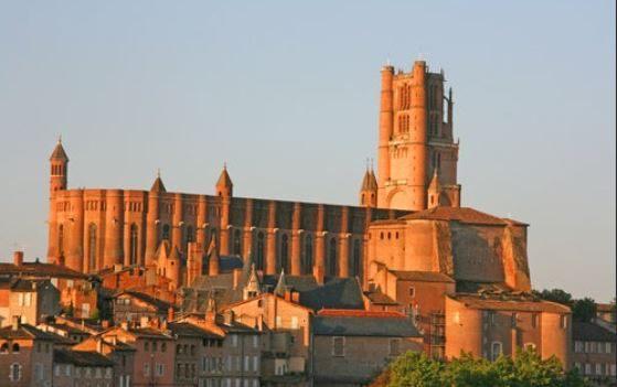 Idéal Artisan investisseur- Pas de copro- 2 apparts T3 avec vue sur cathédrale + 3 garages