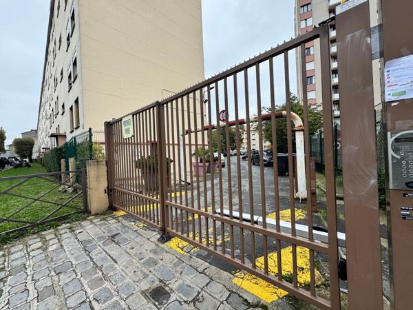 appartement F3 à rafraichir 50 m2 à Stains avec cave