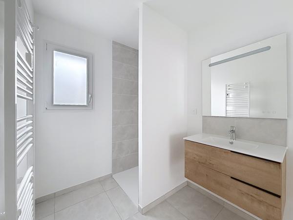 Maison neuve économe terrain 540m²