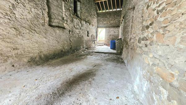 grange de 100 m2 au sol avec une toiture complètement refaite