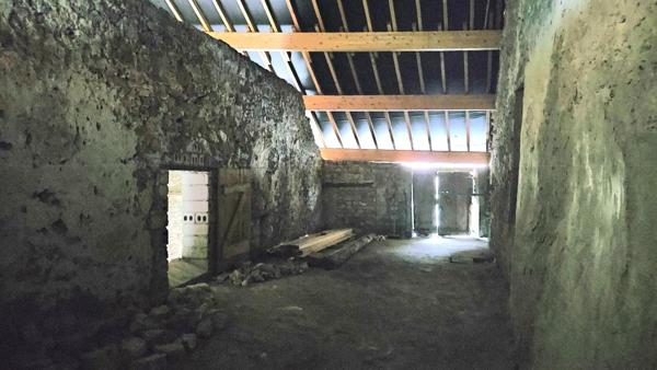 grange de 100 m2 au sol avec une toiture complètement refaite