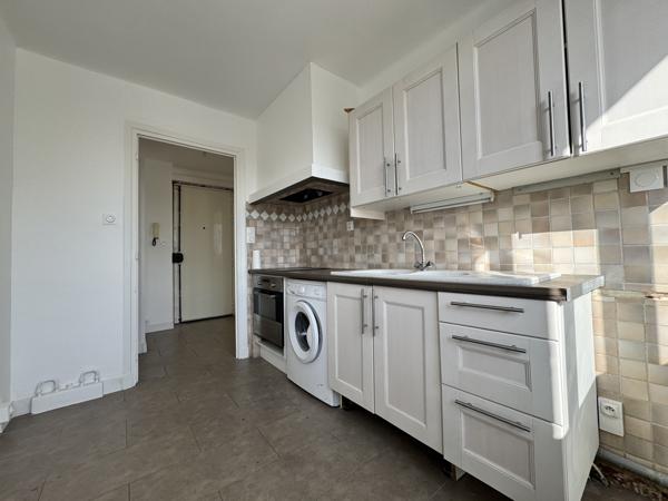 Appartement de type 2 avec cave et parking en plein centre
