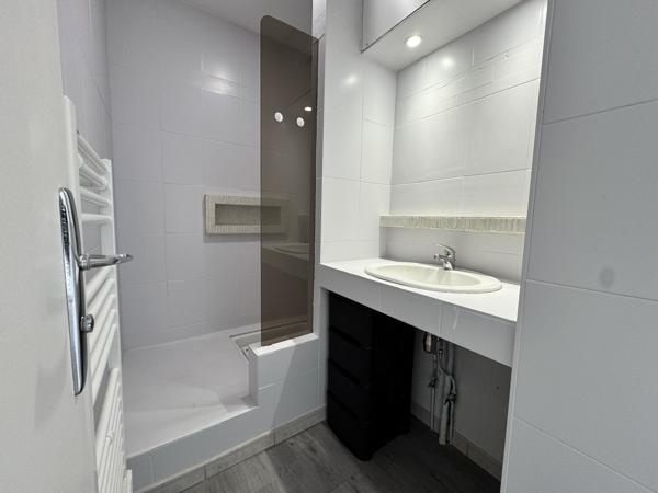 Appartement de type 2 avec cave et parking en plein centre