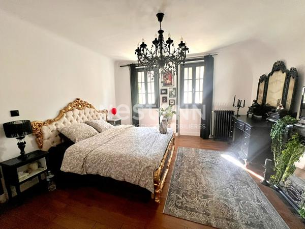 À VENDRE : Maison atypique restaurée avec 4 chambres, grand terrain et dépendances à quelques minutes de CHABRIS