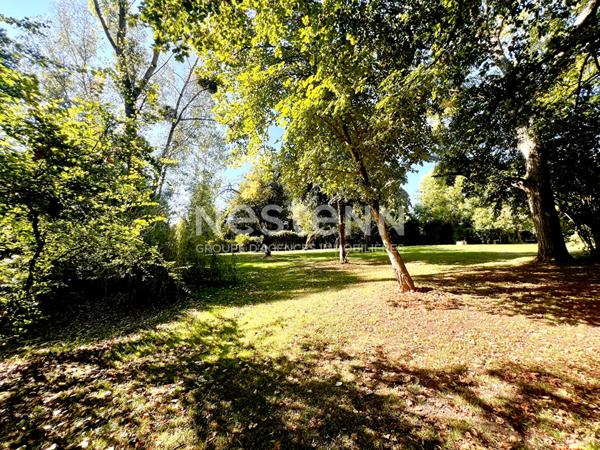 À VENDRE : Maison atypique restaurée avec 4 chambres, grand terrain et dépendances à quelques minutes de CHABRIS