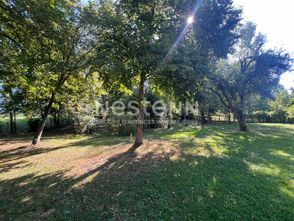 À VENDRE : Maison atypique restaurée avec 4 chambres, grand terrain et dépendances à quelques minutes de CHABRIS