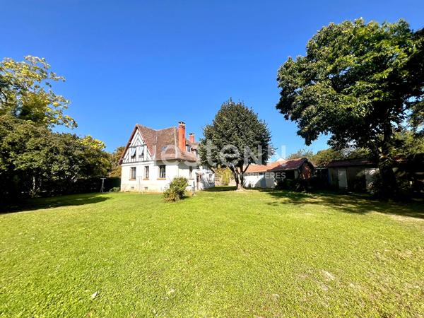 À VENDRE : Maison atypique restaurée avec 4 chambres, grand terrain et dépendances à quelques minutes de CHABRIS
