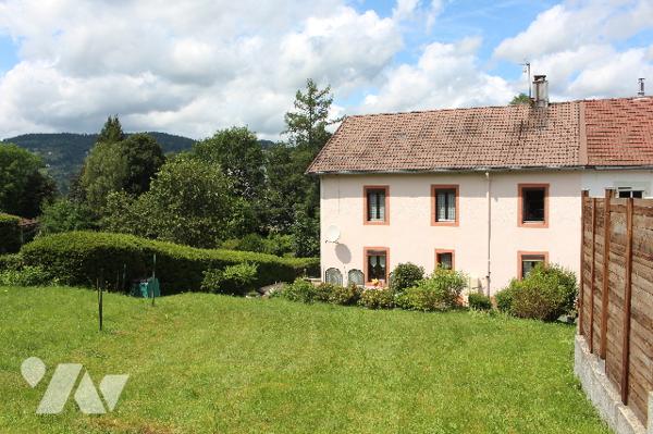 Spacieuse et lumineuse maison mitoyenne, avec jardin et deux terrasses sur 472m² de terrain