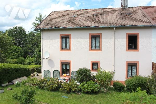Spacieuse et lumineuse maison mitoyenne, avec jardin et deux terrasses sur 472m² de terrain