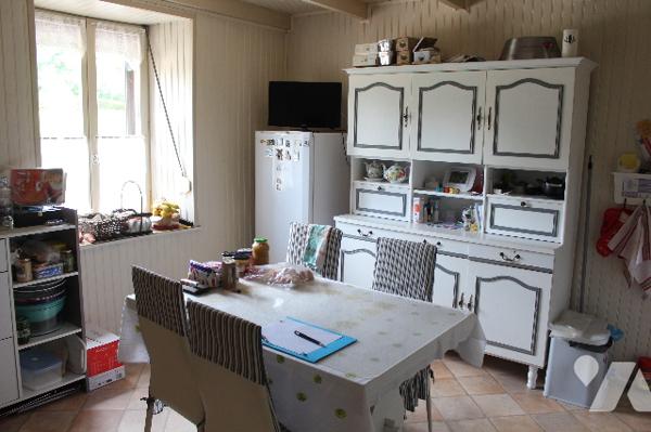 Spacieuse et lumineuse maison mitoyenne, avec jardin et deux terrasses sur 472m² de terrain