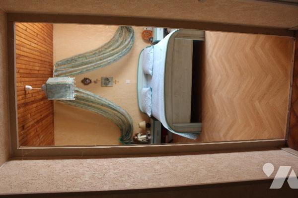 Spacieuse et lumineuse maison mitoyenne, avec jardin et deux terrasses sur 472m² de terrain