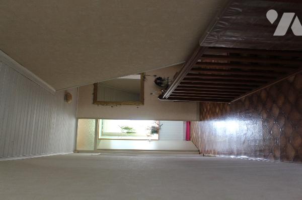 Spacieuse et lumineuse maison mitoyenne, avec jardin et deux terrasses sur 472m² de terrain