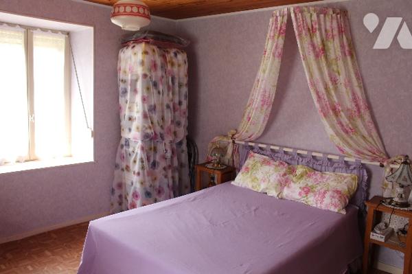 Spacieuse et lumineuse maison mitoyenne, avec jardin et deux terrasses sur 472m² de terrain