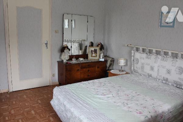 Spacieuse et lumineuse maison mitoyenne, avec jardin et deux terrasses sur 472m² de terrain