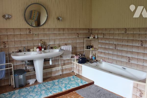 Spacieuse et lumineuse maison mitoyenne, avec jardin et deux terrasses sur 472m² de terrain