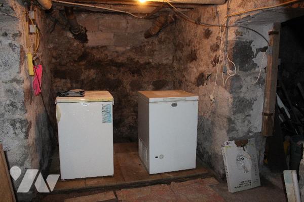 Spacieuse et lumineuse maison mitoyenne, avec jardin et deux terrasses sur 472m² de terrain