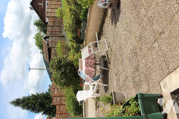 Spacieuse et lumineuse maison mitoyenne, avec jardin et deux terrasses sur 472m² de terrain